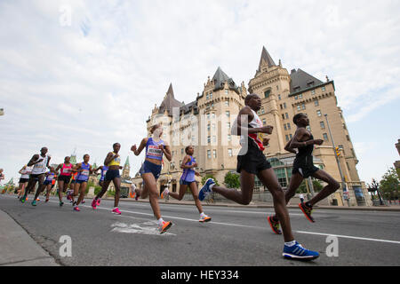 (Ottawa, Canada---24 maggio 2015) inizio la gara femminile è in esecuzione oltre il Chateau Laurier all'inizio della maratona durante il Tamarack eseguire Ott Foto Stock