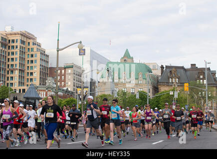 (Ottawa, Canada---24 maggio 2015) i concorrenti gestiscono lontano dal centro cittadino di Ottawa confederazione del quadrato e il Cenotafio alla partenza della maratona durante t Foto Stock