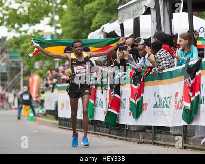 (Ottawa, Canada---24 maggio 2015) Girmay Birhanu (Etiopia) celebra wining la maratona durante il Tamarack eseguire Ottawa weekend di gara. Foto Stock