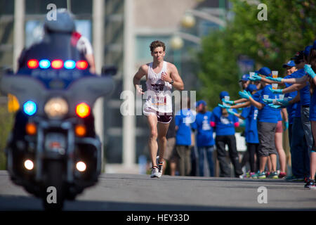 (Ottawa, Canada---24 maggio 2015) Matt Vierula la mezza maratona durante il Tamarack eseguire Ottawa weekend di gara. Foto Stock