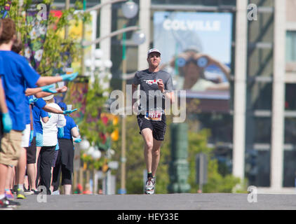 (Ottawa, Canada---24 maggio 2015) Frederic Boivin la mezza maratona durante il Tamarack eseguire Ottawa weekend di gara. Foto Stock