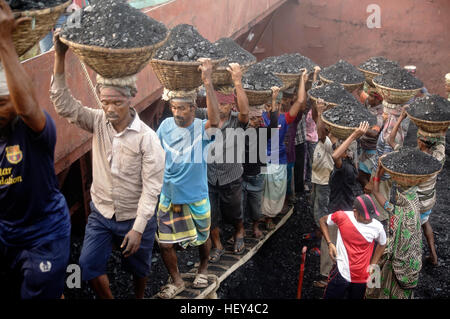 Dacca in Bangladesh. 24 dicembre, 2016. Il carbone del Bangladesh del campo di scarica del lavoro del carbone nei pressi del fiume Turag Gabtoli a. Operai di lasciare a casa per un miglior reddito, si ottengono solo 7.5$ per dodici ore di lavoro. © Md. Mehedi Hasan/Pacific Press/Alamy Live News Foto Stock