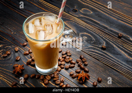 Caffè ghiacciato o latte nella tazza di vetro Foto Stock