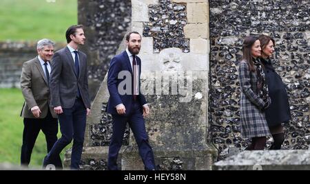 (Sinistra-destra) Michael Middleton, James Matthews, James Middleton, Pippa Middleton e Carole Middleton arriva a frequentare la mattina del giorno di Natale service a San Marco chiesa in Englefield, Berkshire. Foto Stock