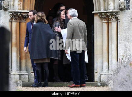 (Sinistra-destra) James Middleton, Carole Middleton,Pippa Middleton, James Matthews e Michael Middleton lasciare dopo la mattina del giorno di Natale service a San Marco chiesa in Englefield, Berkshire. Foto Stock