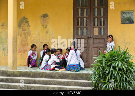 Le giovani ragazze comunicante & gustando uno snack durante la pausa scolastica. Foto Stock