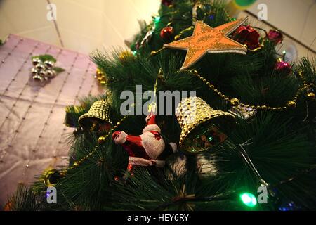 India. 25 Dic, 2016. Albero di Natale decorato alla santa Chiesa cattolica il giorno di Natale a Srinagar la capitale estiva di Indiano Kashmir controllato su dicembre 25, 2016. © Faisal Khan/Pacific Press/Alamy Live News Foto Stock