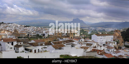 Vista panoramica della città di Antequera in Spagna, con il lovers rock hill sullo sfondo Foto Stock