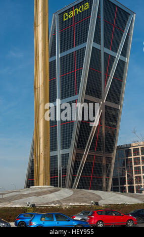 Puerta de Europa di Madrid in Spagna. Noto anche come le torri Kio (Torres Kio). Foto Stock