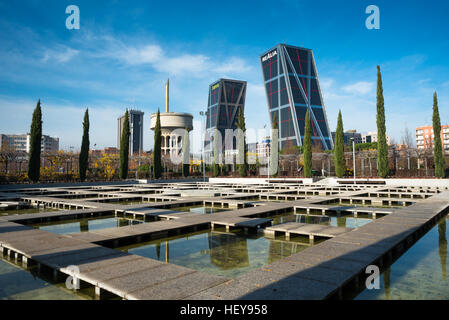 Parque cuarto depósito con torri Kio. Madrid, Spagna. Foto Stock