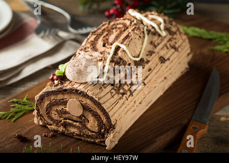 Cioccolato artigianale Natale Yule Log con mousse di glassa e Foto Stock