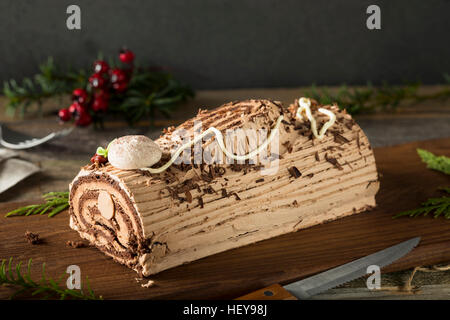 Cioccolato artigianale Natale Yule Log con mousse di glassa e Foto Stock