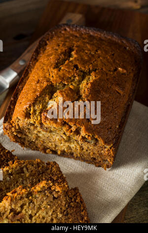 Dolci fatti in casa e Persimmon il dado pane pronto per affettare Foto Stock