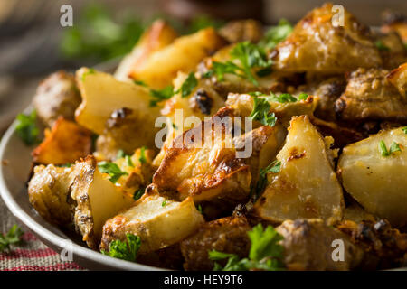 In casa arrosto di topinambur Sunchokes con aglio e formaggio Foto Stock