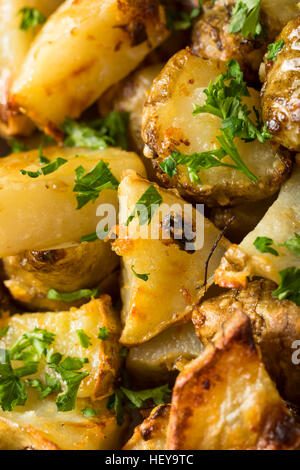 In casa arrosto di topinambur Sunchokes con aglio e formaggio Foto Stock