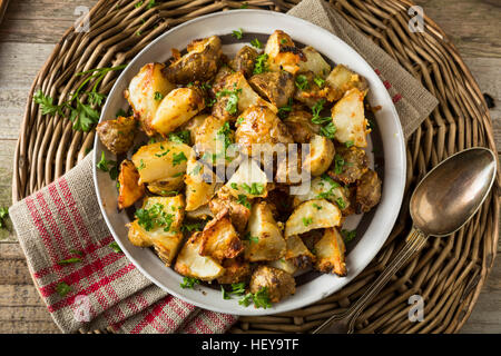 In casa arrosto di topinambur Sunchokes con aglio e formaggio Foto Stock