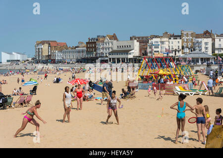 Gruppo giochi su Margate Beach, Margate, Kent, England, Regno Unito Foto Stock