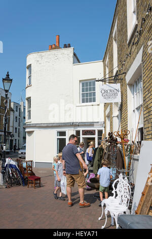 La corona Gallery negozio di antiquariato, Broad Street, Città Vecchia, Margate, Kent, England, Regno Unito Foto Stock