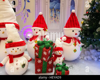 Carino pupazzo di neve e bellissimo dono scatole in shopping mall a chongqing,Cina Foto Stock