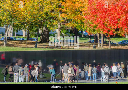 Riflessioni, le persone e gli oggetti alla parete del Vietnam Veterans Memorial a Washington, DC. Foto Stock