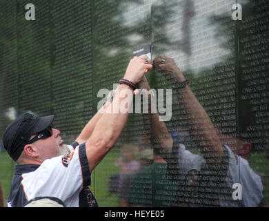 Riflessioni, le persone e gli oggetti alla parete del Vietnam Veterans Memorial a Washington, DC. Foto Stock