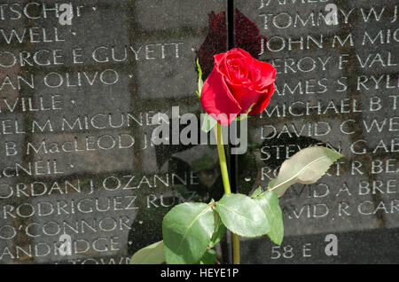 Riflessioni, le persone e gli oggetti alla parete del Vietnam Veterans Memorial a Washington, DC. Foto Stock