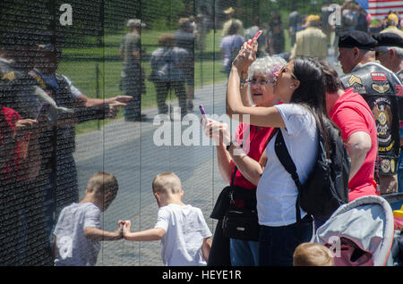 Riflessioni, le persone e gli oggetti alla parete del Vietnam Veterans Memorial a Washington, DC. Foto Stock