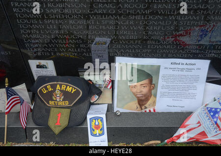 Riflessioni, le persone e gli oggetti alla parete del Vietnam Veterans Memorial a Washington, DC. Foto Stock