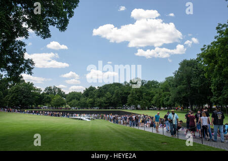 Riflessioni, le persone e gli oggetti alla parete del Vietnam Veterans Memorial a Washington, DC. Foto Stock