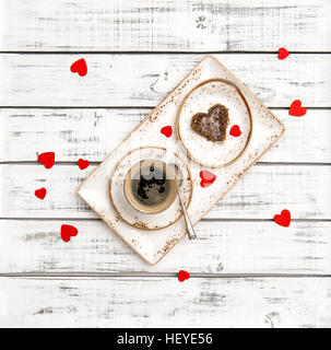 Colazione romantica caffè e cookie. Il giorno di San Valentino Decorazione cuore rosso Foto Stock