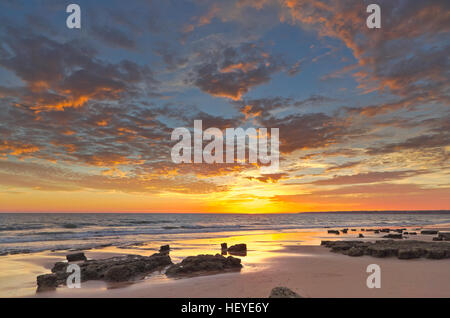 Gale spiaggia al tramonto. In Albufeira Algarve Foto Stock