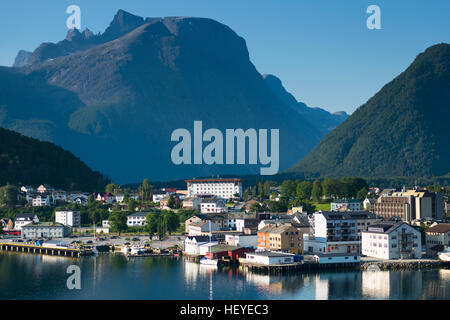 Åndalsnes è situata alla foce del fiume Rauma, sulle rive del Romsdalsfjord, Norvegia. Foto Stock