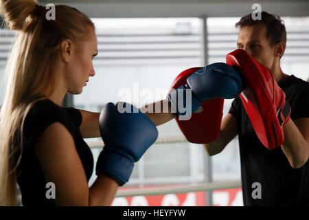 I giovani atleti impegnati in palestra Foto Stock