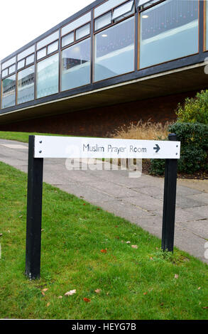 Un segno con la direzione per la preghiera musulmana camera presso le Università di Southampton, Regno Unito Foto Stock