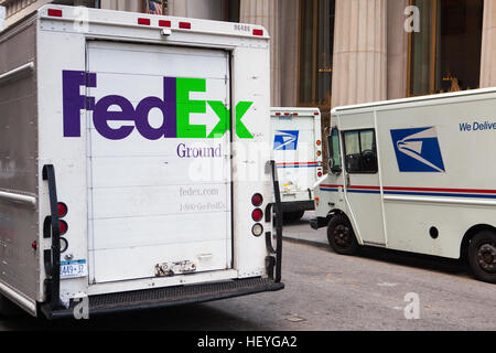 New York, Stati Uniti d'America - 29 Luglio 2013: FedEx e USPS vetture sulla stessa strada di New York.FedEx è un Americano global corriere Servizi di consegna azienda.USP Foto Stock