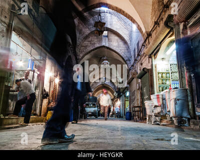 Occupato il mercato souk shopping street nella città vecchia di Aleppo siria Foto Stock