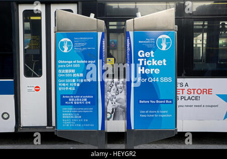 2 multilingue transit NYC Metrocard bus ticket macchine in downtown Flushing, Queens, a New York City. Foto Stock