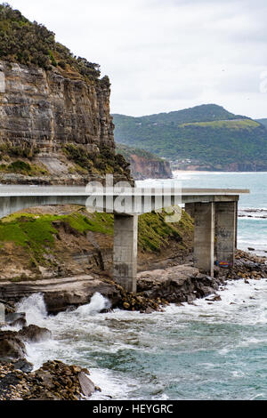 Clifton, Australia - XVIII Dicembre 2016: Il Sea Cliff Bridge è un equilibrato ponte a sbalzo situato nel nord della regione di Illawarra del Nuovo Galles del Sud. Il ponte del valore di AUD 52 milioni di links la costiera sobborghi di Coalcliff e Clifton insieme. Foto Stock