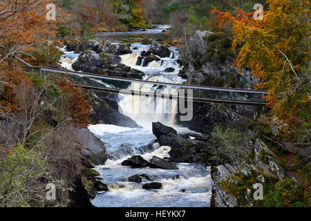 Rogie cade una serie di cascate di acqua nera nel fiume Ross-shire nelle Highlands della Scozia Foto Stock