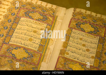 Un diciassettesimo secolo rari manoscritti del Corano sul display presso il Santo Corano Exhibition, Medina, Arabia Saudita Foto Stock