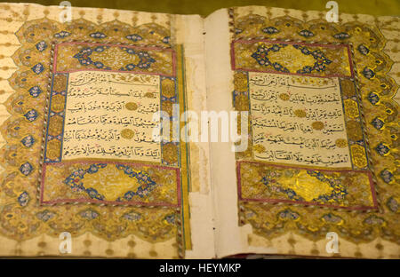 Un diciassettesimo secolo rari manoscritti del Corano sul display presso il Santo Corano Exhibition, Medina, Arabia Saudita Foto Stock