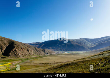 Paese Bangda, Tibet, Cina - La vista del bacino Bangda con condizioni climatiche perfette nelle ore diurne. Foto Stock