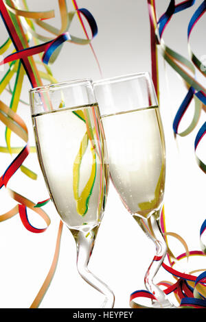 Due bicchieri di champagne con carta streamers Foto Stock