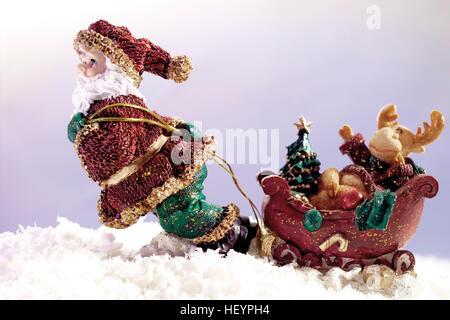 Decorazione di Natale: Santa piena di trazione slitta con le renne attraverso la neve Foto Stock