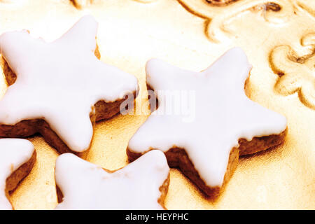 A forma di stella cannella i cookie su piastra di oro Foto Stock