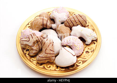 Smerigliati gingerbread cookie su un ornato lamina dorata Foto Stock