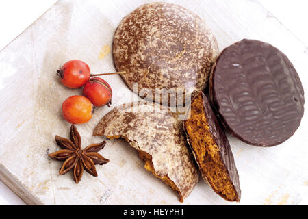 Gingerbread cookies con anice stellato e rosa canina Foto Stock