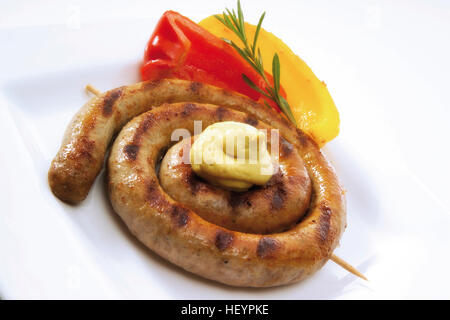 Il bratwurst salsiccia con peperoni e senape Foto Stock