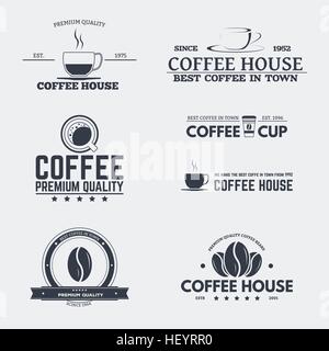 Set di logo retrò e gli emblemi, stemmi e insignias, etichette e indicazioni per bar o caffetteria con chicchi di caffè, bicchieri di carta. Illustrazione Vettoriale