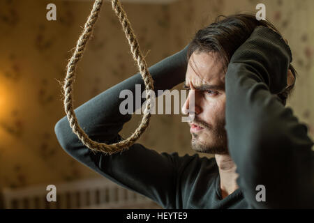 Uomo disperato preparazione al suicidio Foto Stock